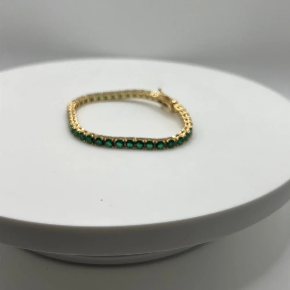 274. Elegant Gold and Green Bracelet
